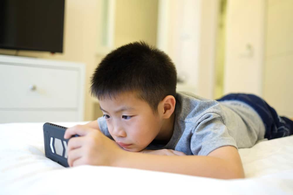 should-you-let-your-teens-sleep-with-cell-phones