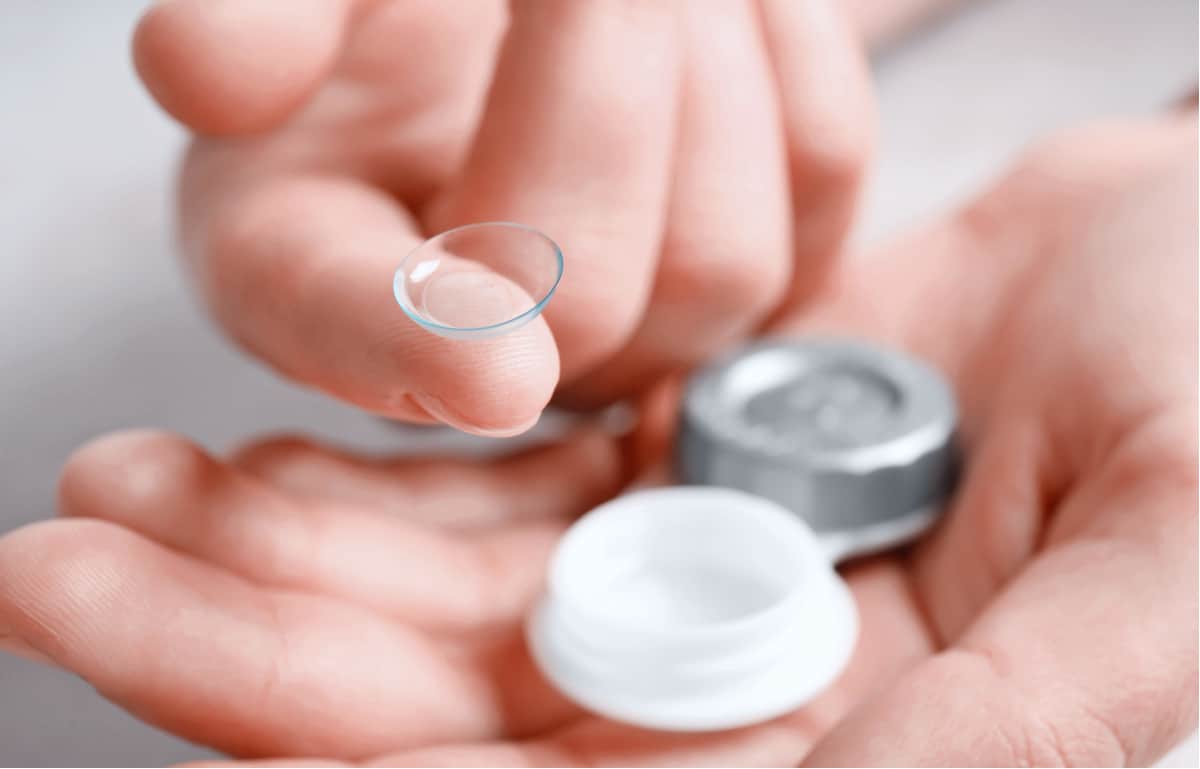 risks-of-swimming-with-contact-lenses