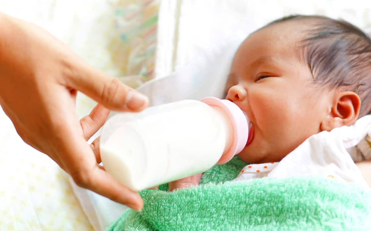 breastfeeding-vs-formula-feeding
