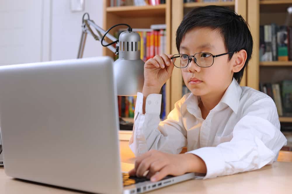 computers-hurt-kids-eyes