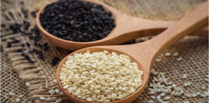 the-difference-between-black-and-white-sesame-seeds